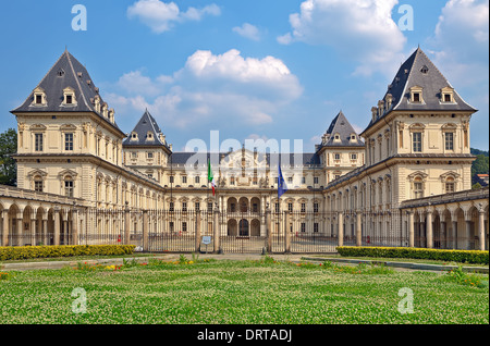 Il Castello del Valentino - ex residenza della casa reale di Savoia a Torino, Italia. Foto Stock