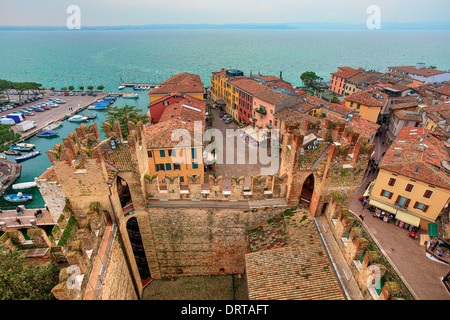 Vista da Scaglieri (Scaliger) Castello sul Lago di Garda e la città di Sirmione in Italia. Foto Stock