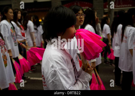 Barcellona, Spagna-1st Febbraio, 2014. Una ragazza detiene una ventola orientali nelle strade di Barcellona durante la celebrazione del nuovo anno cinese a Barcellona, Spagna. -- La comunità cinese ha preso le strade di Barcellona per festeggiare il nuovo anno. Credito: Jordi Boixareu/Alamy Live News Foto Stock