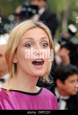 L'attrice francese Julie Gayet a piedi il tappeto rosso durante il festival del cinema di Cannes Foto Stock