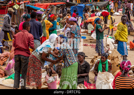 Il mercato del sabato a Jinka, Valle dell'Omo, Etiopia Foto Stock