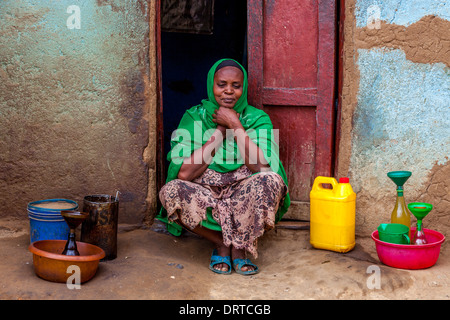 Donna vendita di alcolici presso il Mercato del Sabato In Jinka, Valle dell'Omo, Etiopia Foto Stock