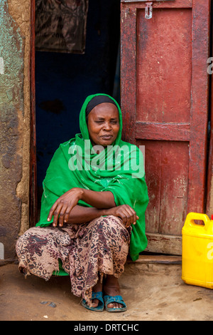 Donna vendita di alcolici presso il Mercato del Sabato In Jinka, Valle dell'Omo, Etiopia Foto Stock