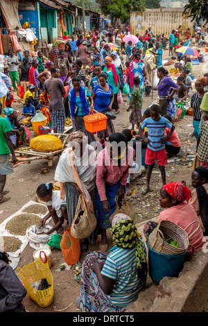 Il mercato del sabato a Jinka, Valle dell'Omo, Etiopia Foto Stock