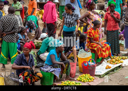 Il mercato del sabato a Jinka, Valle dell'Omo, Etiopia Foto Stock