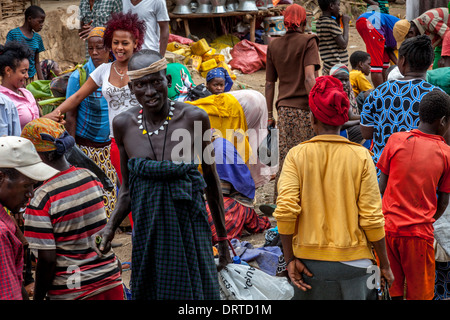 Un uomo della tribù dei Mursi passeggiate attraverso il Mercato di Jinka, Valle dell'Omo, Etiopia Foto Stock