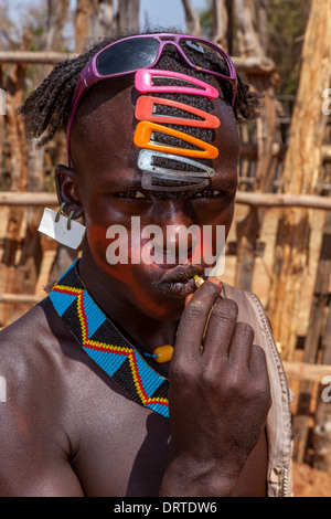 Ritratto di un giovane uomo dalla banna tribù al giovedì Mercato del Bestiame con chiave lontano, Valle dell'Omo, Etiopia Foto Stock