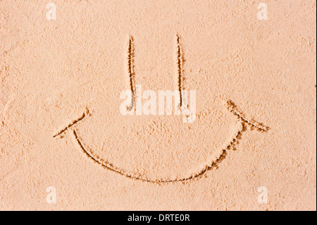 Smiley face sulla sabbia bagnata Foto Stock