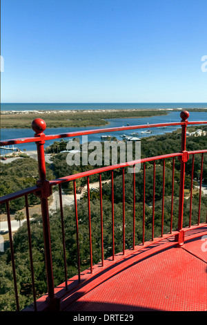 La sezione di visualizzazione rosso piattaforma e ringhiera con vista aerea di Anastasia Island, l'Intracoastal e Oceano Atlantico al di là. Foto Stock