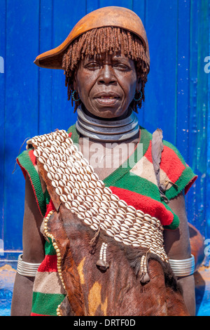 Una donna dalla banna tribù presso il mercato del giovedì in chiave lontano, Valle dell'Omo, Etiopia Foto Stock