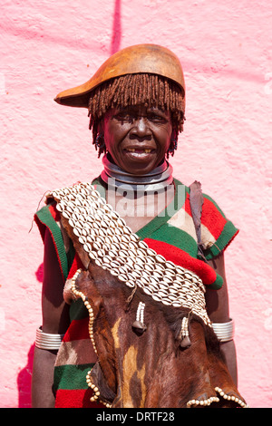 Una donna dalla banna tribù presso il mercato del giovedì in chiave lontano, Valle dell'Omo, Etiopia Foto Stock