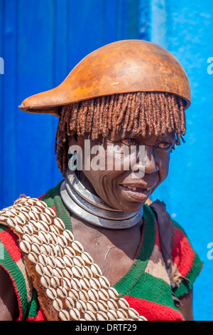 Una donna dalla banna tribù presso il mercato del giovedì in chiave lontano, Valle dell'Omo, Etiopia Foto Stock