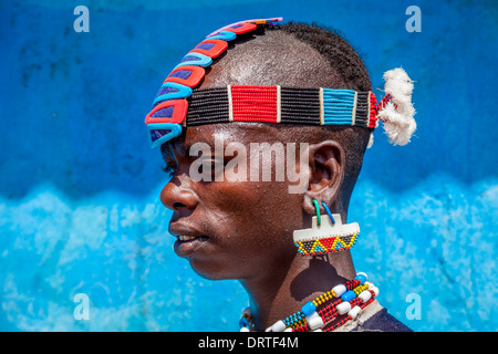 Ritratto di un giovane uomo dalla banna tribù, chiave lontano, Valle dell'Omo, Etiopia Foto Stock