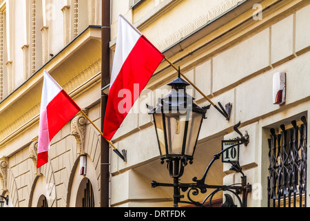 Bandiere polacche battenti da Uffici Del Consiglio Della Città fuori dalla piazza del mercato di Wroclaw. Foto Stock