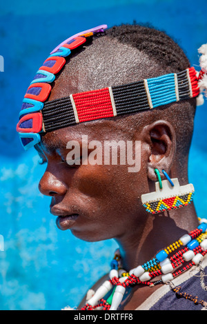 Ritratto di un giovane uomo dalla banna tribù, chiave lontano, Valle dell'Omo, Etiopia Foto Stock