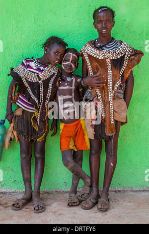 I bambini dalla tribù Tsemay presso il mercato del giovedì in chiave lontano, Valle dell'Omo, Etiopia Foto Stock