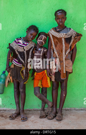 I bambini dalla tribù Tsemay presso il mercato del giovedì in chiave lontano, Valle dell'Omo, Etiopia Foto Stock