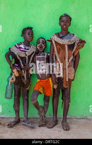 I bambini dalla tribù Tsemay presso il mercato del giovedì in chiave lontano, Valle dell'Omo, Etiopia Foto Stock