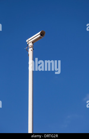 Telecamera TVCC sulla sommità di un palo metallico in Playa Paraiso, Tenerife, Isole Canarie, Spagna Foto Stock