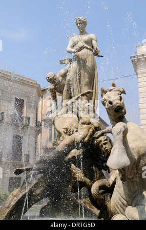 La famosa Fontana di Diana in piazza archimede siracusa, il sito patrimonio mondiale dell'unesco in Sicilia Foto Stock