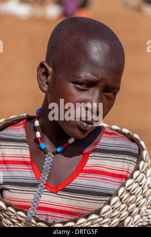 I giovani dalla tribù Tsemay presso il mercato del giovedì in chiave lontano, Valle dell'Omo, Etiopia Foto Stock