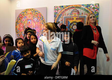 (140201) -- NEW DELHI, 1 febbraio 2014 (Xinhua) -- i bambini frequentano un kids' officina durante l'India Art Fair a New Delhi, 1 febbraio 2014. India Art Fair, India del premier moderno e fiera di arte contemporanea annuncia la sua sesta edizione dal 30 gennaio al 2 febbraio, 2014 a New Delhi. L'Himalaya Art Museum di Shanghai, Cina, come parte di una importante delegazione di collezionisti cinesi, hanno partecipato alla fiera. (Xinhua/Chen Xuelian) Foto Stock