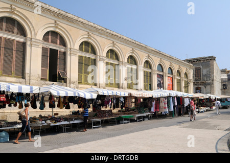 Una vista su un typicall strada del mercato di Ortigia, il Sito Patrimonio Mondiale dell'UNESCO in Sicilia Foto Stock