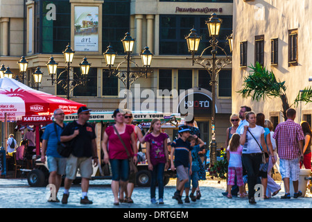 Un inizio di estate la sera nella vivace piazza del Mercato nella Città Vecchia di Wroclaw. Foto Stock