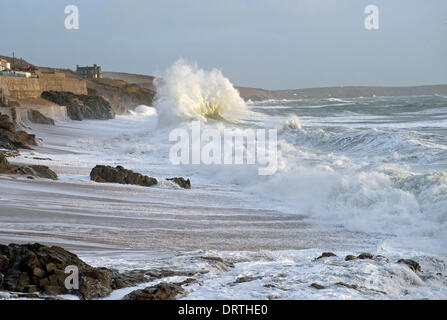Porthleven costa è martoriata dalle tempeste e onde enormi di colpire il nuovo REGNO UNITO Foto Stock