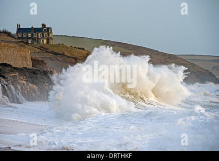 Porthleven costa è martoriata dalle tempeste e onde enormi di colpire il nuovo REGNO UNITO Foto Stock