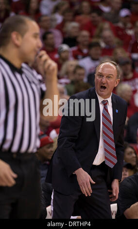 Madison, Wisconsin, Stati Uniti d'America. Il 1° febbraio 2014. 1 febbraio 2014: Ohio State Head Coach Thad Matta grida verso la gazzetta durante il NCAA pallacanestro tra la Ohio State Buckeyes e Wisconsin Badgers a Kohl Center a Madison, WI. Ohio State sconfitto Wisconsin 59-58. John Fisher/CSM/Alamy Live News Foto Stock