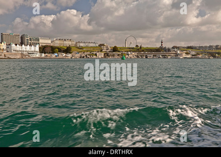 Ampio angolo di visione su Plymouth Hoe e Smeaton's Tower, da Plymouth Sound, Devon, Inghilterra, Gran Bretagna, Regno Unito. Foto Stock