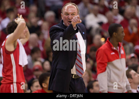 Madison, Wisconsin, Stati Uniti d'America. Il 1° febbraio 2014. 1 febbraio 2014: Ohio State Head Coach Thad Matta punti verso la gazzetta durante il NCAA pallacanestro tra la Ohio State Buckeyes e Wisconsin Badgers a Kohl Center a Madison, WI. Ohio State sconfitto Wisconsin 59-58. John Fisher/CSM/Alamy Live News Foto Stock