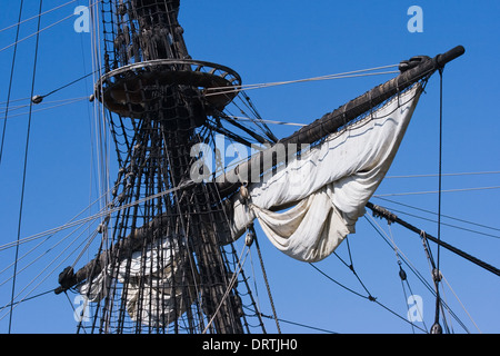 Montante, funi e vele dal vecchio sailingship su un cielo blu sullo sfondo Foto Stock