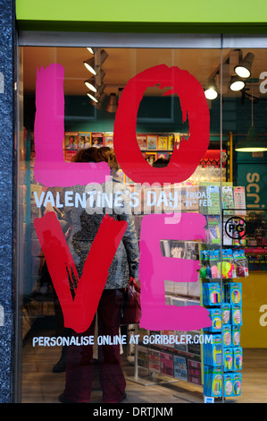 Biglietti di auguri Shop,il giorno di San Valentino annuncio,Nottingham, UK. Foto Stock