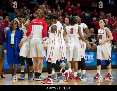 Piscataway, New Jersey, USA. Il 1° febbraio 2014. Rutgers' head coach C. Vivian Stringer colloqui con i suoi giocatori durante un tempo nel primo semestre durante l American Athletic Conferenza azione di pallacanestro tra la Rutgers Scarlet Knights e il Memphis Tigers al Louis Brown Athletic Centre (RAC) in Piscataway, New Jersey. Credito: csm/Alamy Live News Foto Stock