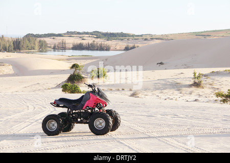 Moto Quad nel deserto di sabbia di close-up Foto Stock