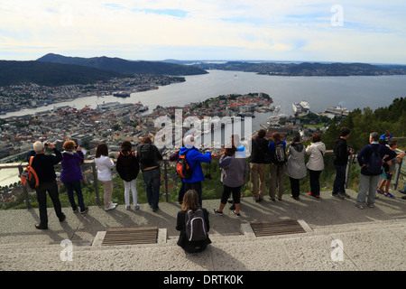 Le persone con vista della citta', del porto e dei fiordi dalla cima della montagna e popolare attrazione turistica, il Monte Fløyen, a Bergen, Norvegia. Foto Stock