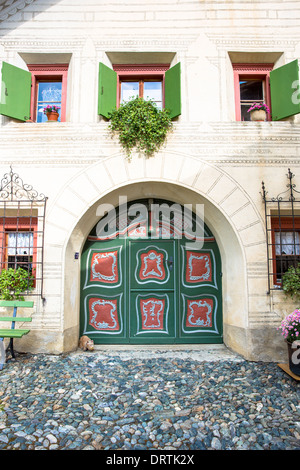 Casa in Engadina, nel villaggio di Ardez con la vecchia pietra dipinta del xvii secolo edifici, Svizzera Foto Stock