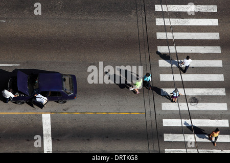 Cuba, La Habana street scene - vecchia vettura americana in Havana foto: pixstory / Alamy Foto Stock