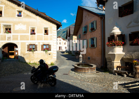 Il motociclismo in Engadina, il villaggio di Guarda con la vecchia pietra dipinta del xvii secolo edifici, Svizzera Foto Stock