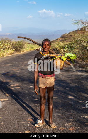 Ritratto di un pastore di bestiame dalla banna tribù, Valle dell'Omo, Etiopia Foto Stock