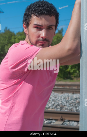 Bel giovane in rosa t-shirt Foto Stock