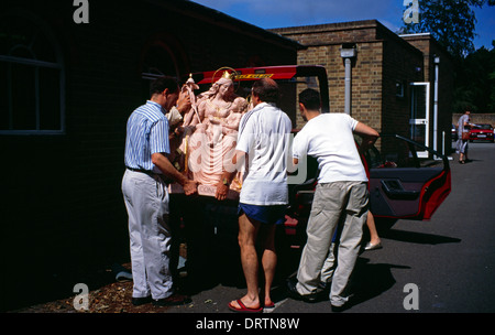 Nostra Signora di Walsingham statua trasportata St Anne's chiesa cattolica Foto Stock