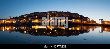 Panoramica del porto di Brixham in prima serata con un riflesso nell'acqua. Foto Stock