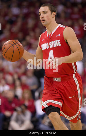 Madison, Wisconsin, Stati Uniti d'America. Il 1° febbraio 2014. 1 febbraio 2014: Ohio State Buckeyes guard Aaron Craft #4 porta il basket fino corte durante il NCAA pallacanestro tra la Ohio State Buckeyes e Wisconsin Badgers a Kohl Center a Madison, WI. Ohio State sconfitto Wisconsin 59-58. John Fisher/CSM/Alamy Live News Foto Stock