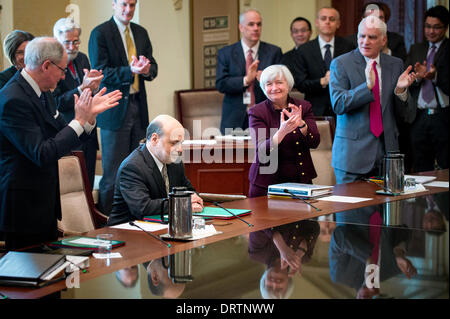 La US Federal Reserve Chairman Ben Bernanke riceve una standing ovation al suo ultimo consiglio dei governatori riuniti il 27 gennaio 2014 a Washington, DC. Janet Yellen (destra) sarà la sostituzione Bernake. Foto Stock