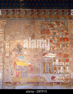 Luxor Egitto Deir al-bahri Hatshepsut Anubis Cappella - Anubis uno del Dio dei morti - Uomo con sciacallo in maschera Foto Stock