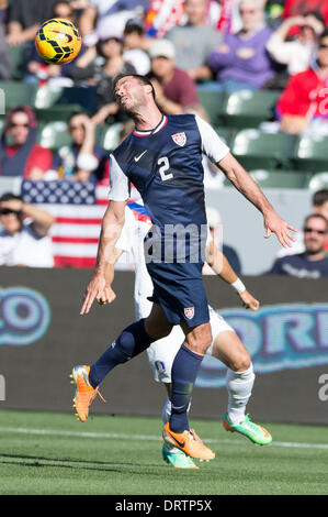 Carson, CA, Stati Uniti d'America. Il 1° febbraio 2014. Stati Uniti d'America defender Brad Evans (2) mozziconi di testa la sfera nella prima metà del gioco durante la partita tra Stati Uniti e Corea del Sud al centro StubHub a Carson, CA. Credito: csm/Alamy Live News Foto Stock