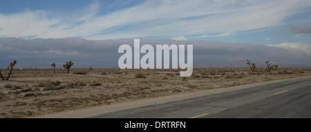 Jan 31, 2014. Mojave CA-STATI UNITI D'AMERICA. Un inverno freddo storm cell crea forti venti e tempeste di polvere con le condizioni di asciutto dalla siccità in alta deserti del Mojave Desert. Jan 31, 2014. foto da Gene Blevins/LA DailyNews/ZUMAPRESS (credito Immagine: © Gene Blevins/ZUMAPRESS.com) Foto Stock